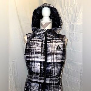 Women's puffer vest that can be rolled up into attachable bag